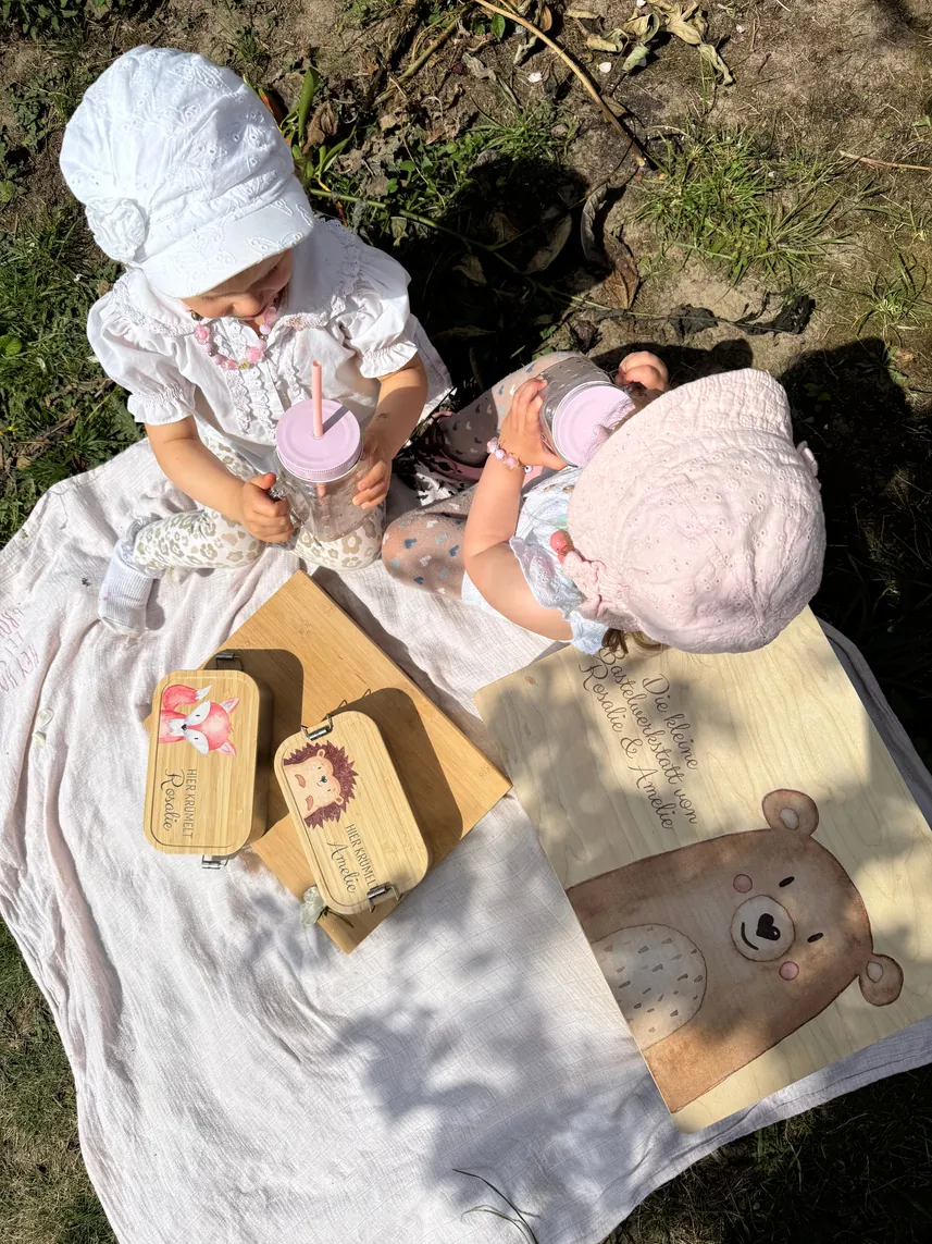Zwei Kinder beim Picknick mit personalisierten Brotdosen