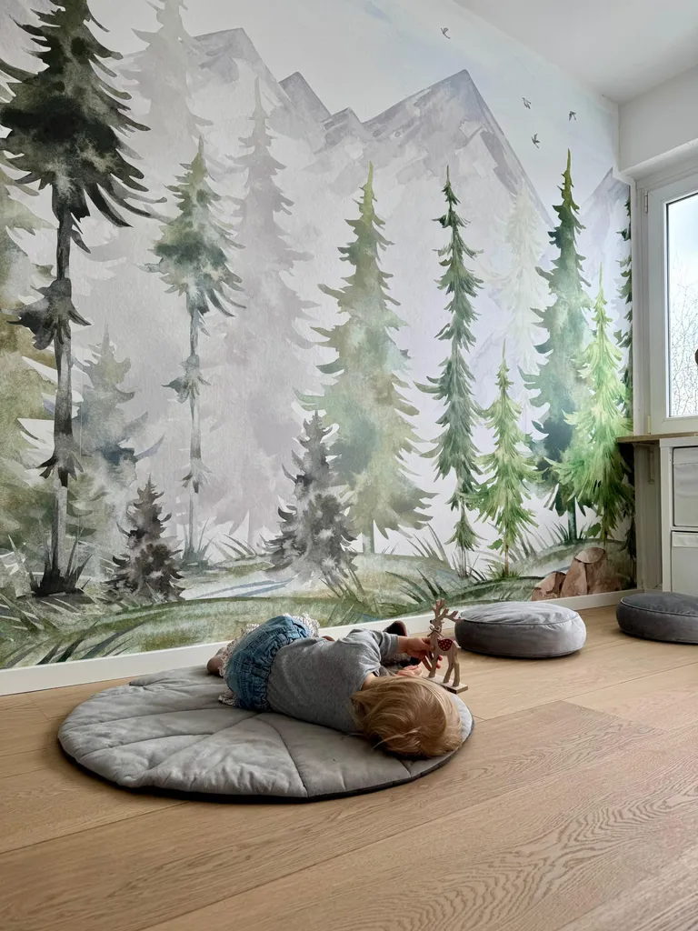 Fototapete mit Waldweg und Bach im Wohnzimmer